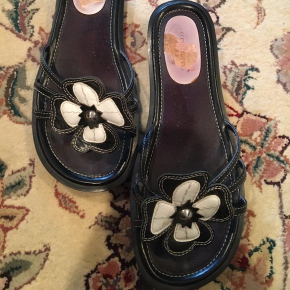 Liz Claiborne Sandals - Picture 2 of 4